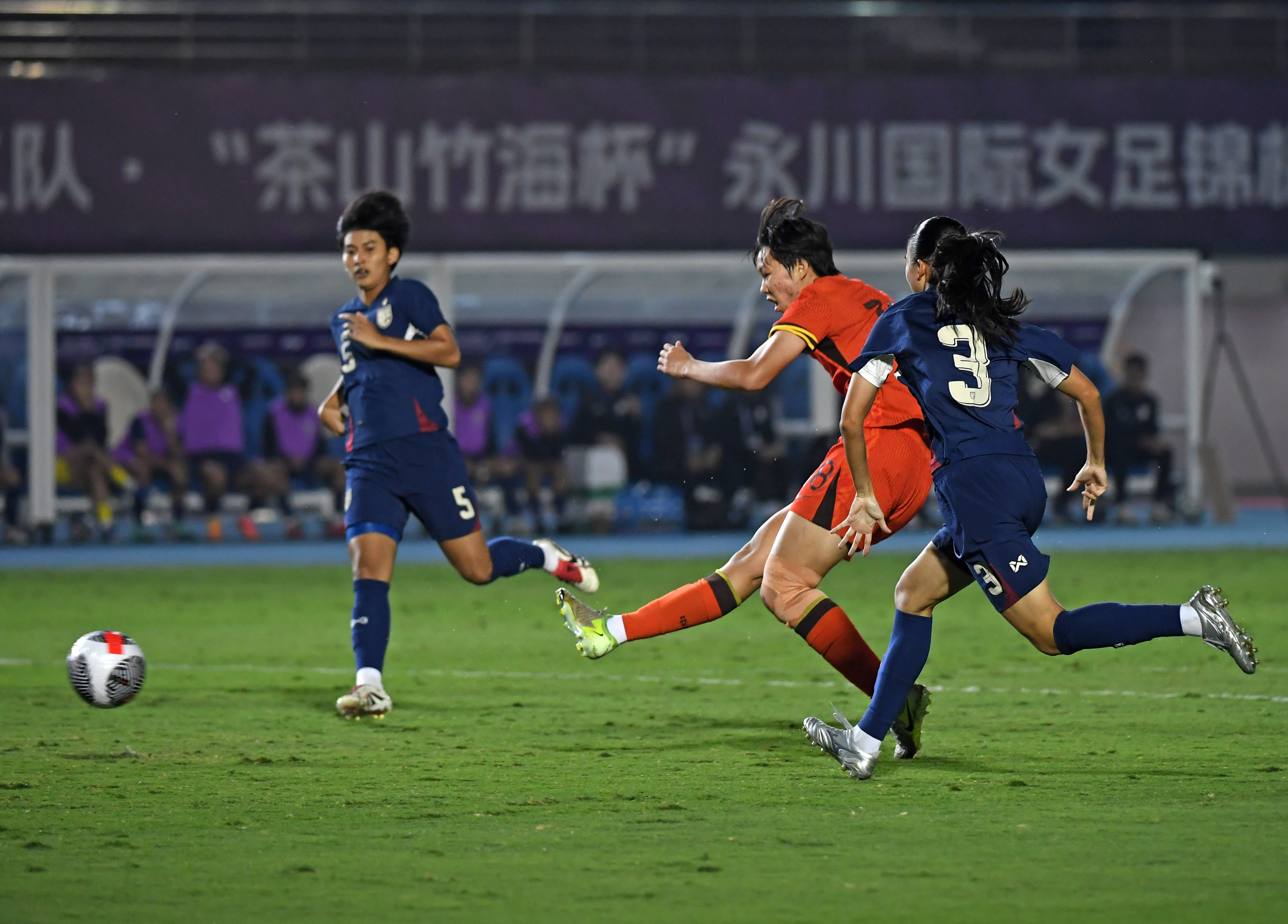 国内足球联赛女子组半决赛精彩对决
