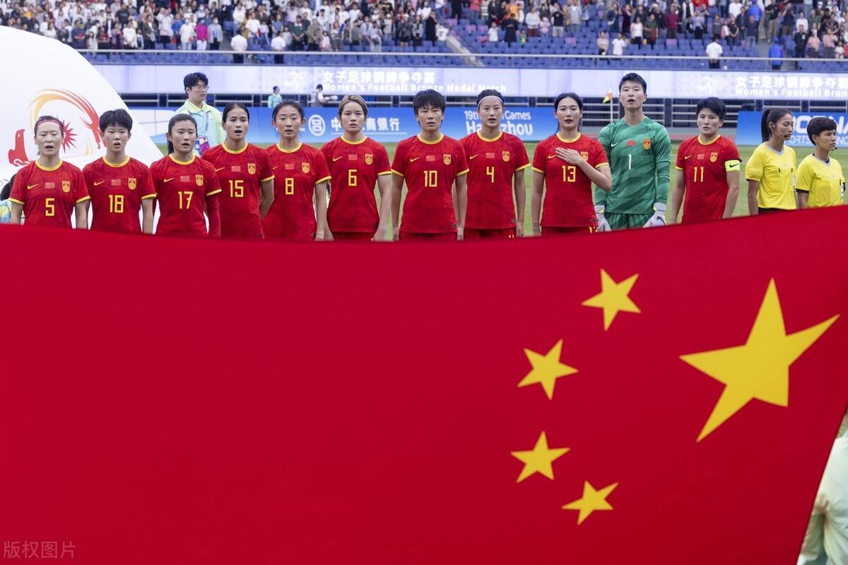 国际足球比赛中，中国女足队员夺得冠军