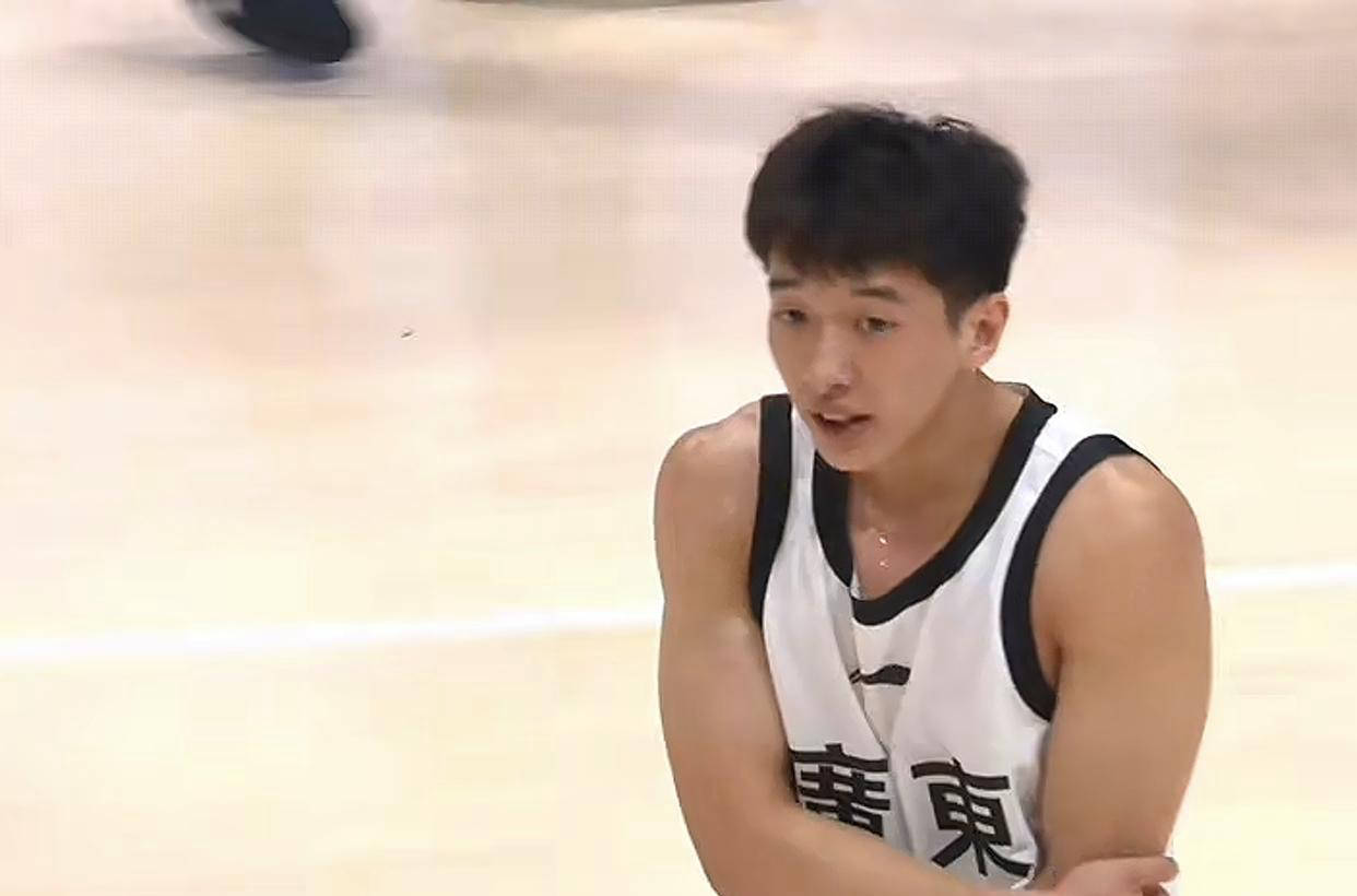 新秀球员崭露头角，球场气氛热烈的简单介绍