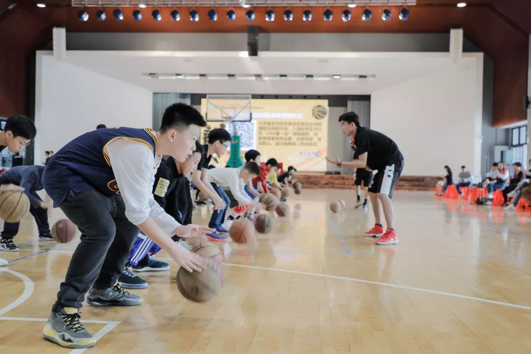 包含篮球教练交流会举办，经验分享受益良多的词条