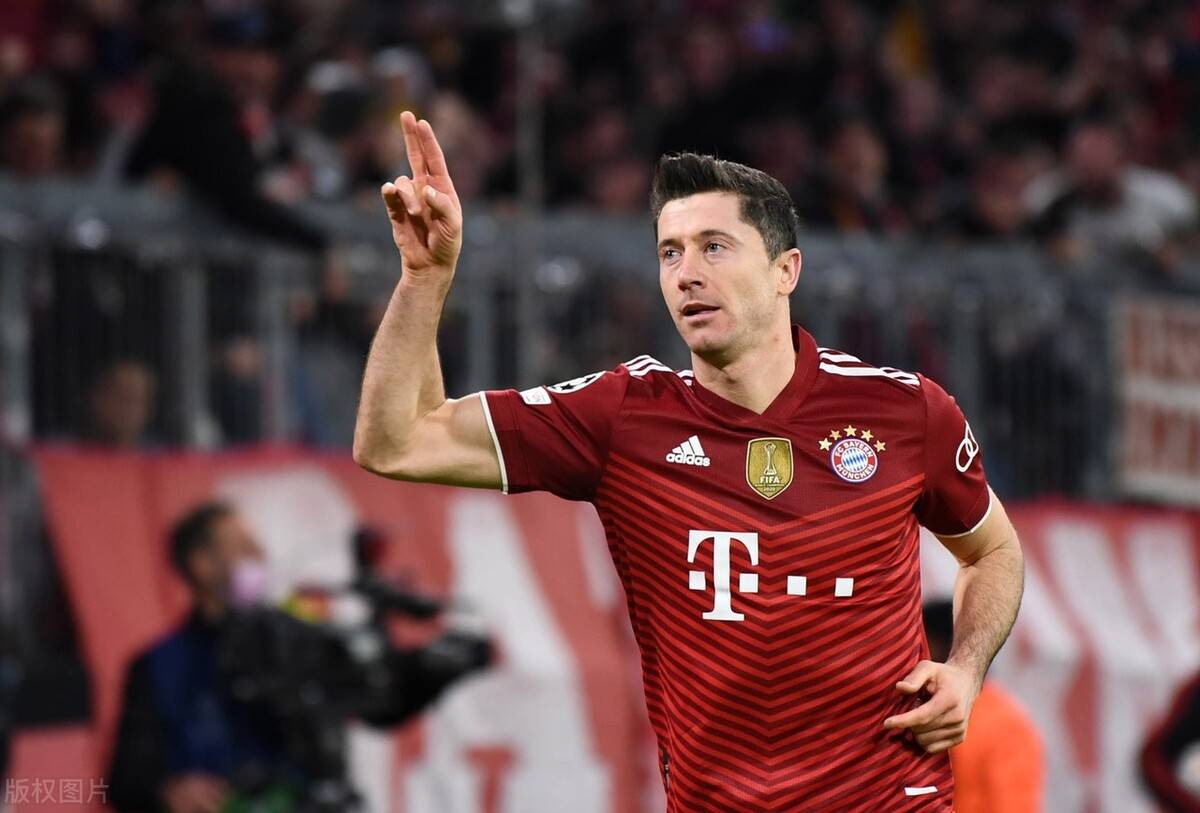 莱万连续破门，拜仁稳坐联赛榜首