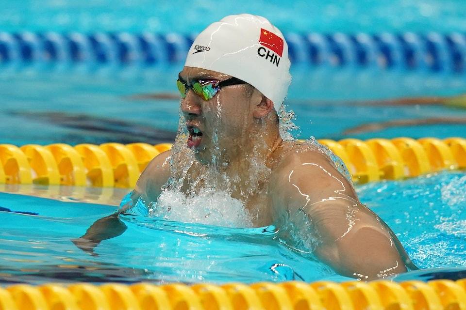 冲刺最后：英国游泳选手力挫对手夺冠