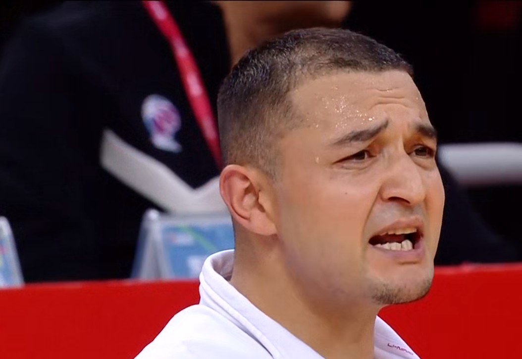 经典对决再度上演，赛场上火药味十足，胜利者将是谁？