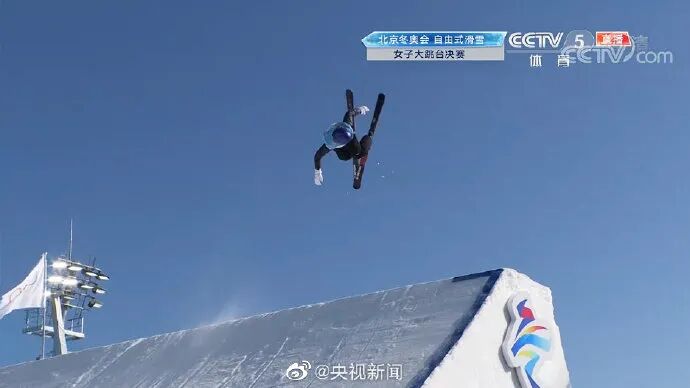 女子跳台滑雪项目激烈角逐，加拿大选手获得金牌