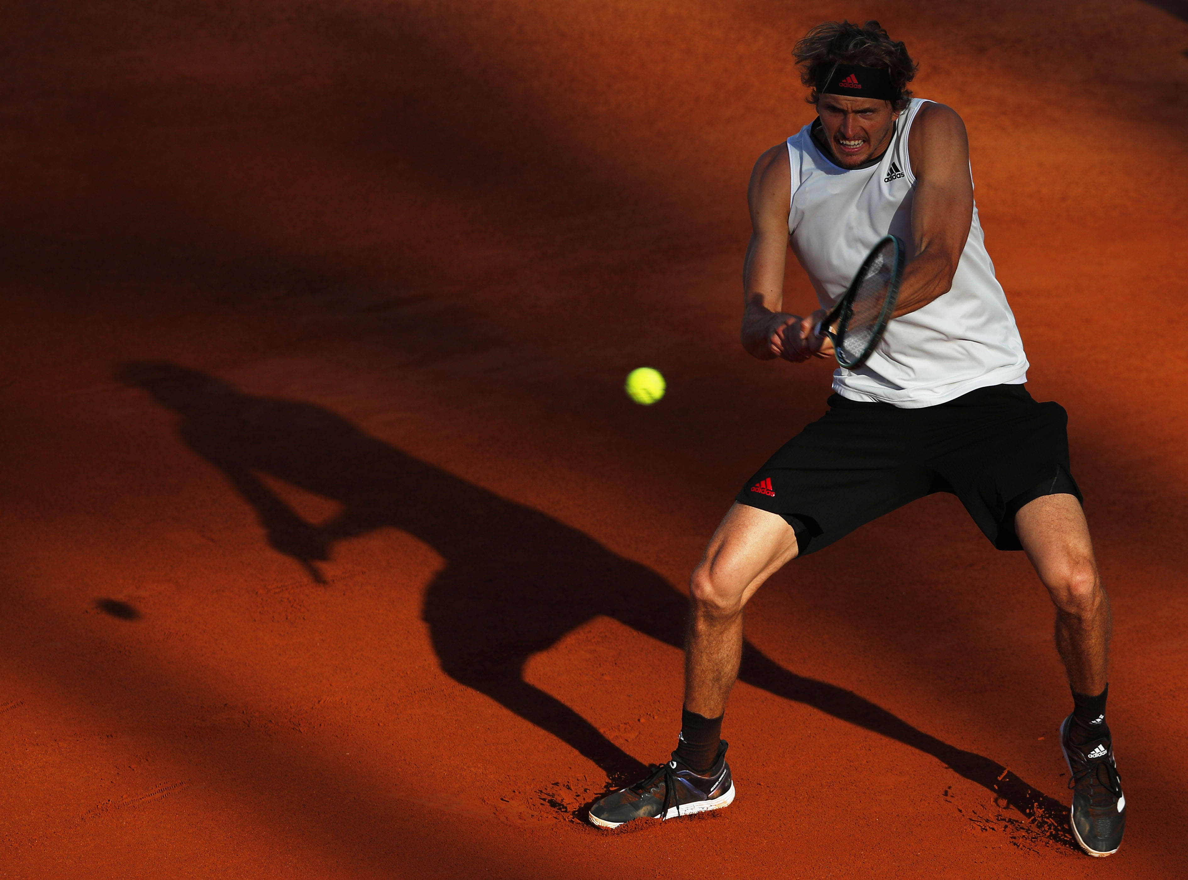 欧洲网球队轻取日本网球队，兹维列夫完成帽子戏法的简单介绍