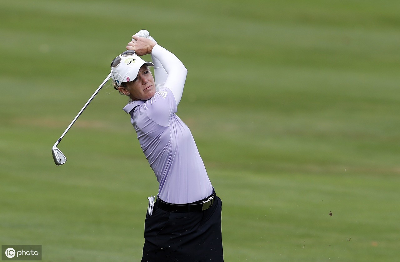 关于高尔夫选手爆冷获胜，专家预测失准的信息